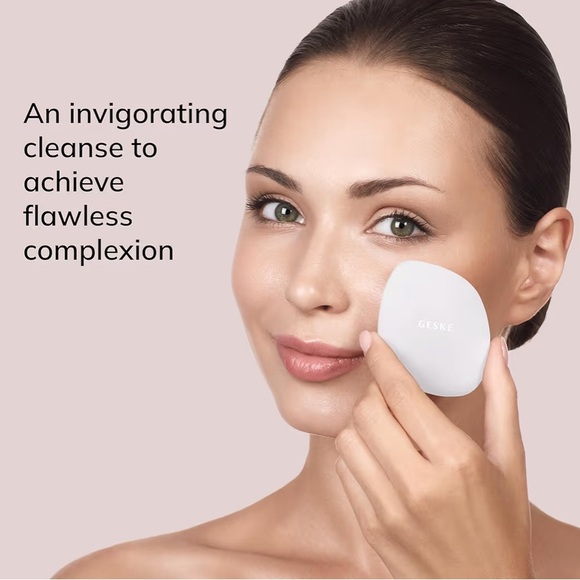 💆‍♀️ GESKE German Beauty Tech | SmartAppGuided™ 4-in-1 Facial Brush - Picture 3 of 5